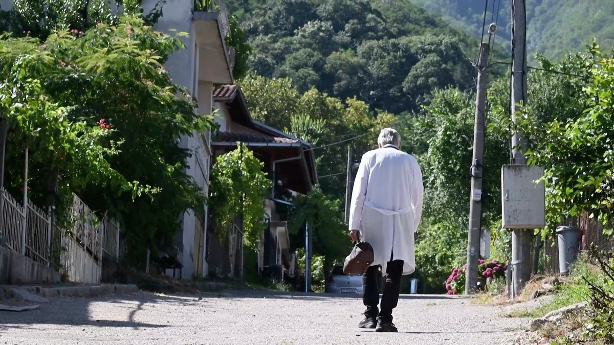 🇧🇬 Bulgarian doctor still on-call at 90 “For now I feel fine,” says Kiril Apostolov who, at 90-years-old, is still doing the rounds as the only doctor in the Bulgarian village of Skrat, climbing steep mountain roads as he carries out at-home patient visits.