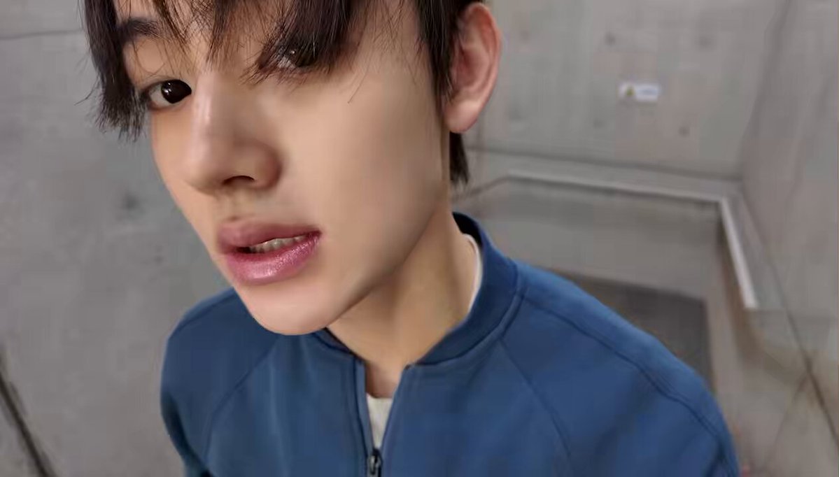 sumpah gaada yg paham se pacaran apa ini LASGLAGSLAGAL kek vlog influencer perdana ngenalin pacar dan pacarnya slalu pengen keliatan di kamera jadi watermark si ntik😁😭😭😭