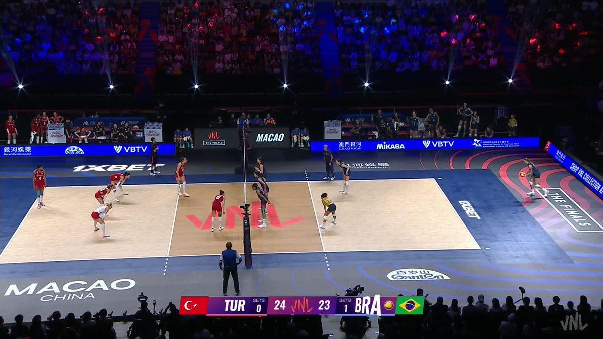 #VNL2026 BRAZIL 🇧🇷 1️⃣🆚1️⃣ TÜRKIYE 🇹🇷 Türkiye fights back and ties the match! We’ve got a brand new game! 🔥 📺 Watch LIVE on VBTV: 🏐 #BePartOfTheGame #Volleyball