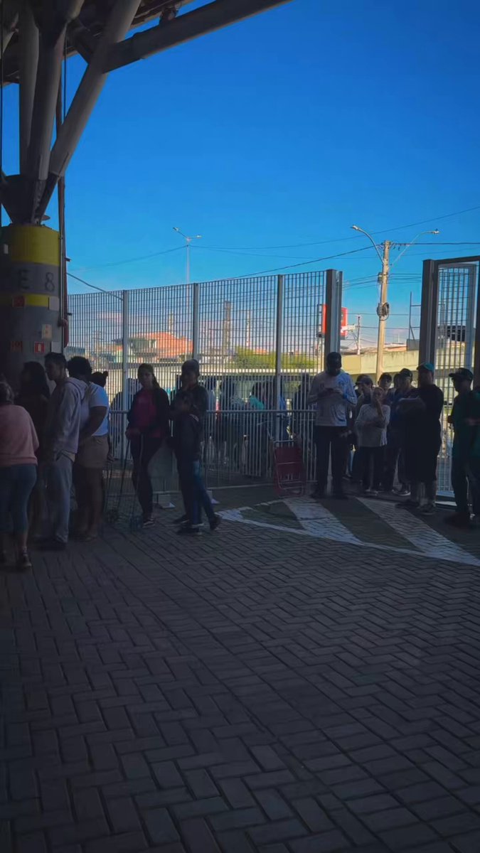 JUNTOS ALÉM DAS QUATRO LINHAS 💙🇪🇪 Neste sábado, a Arena recebeu uma grande ação solidária das torcidas organizadas em parceria com o nosso Departamento de Responsabilidade Social. A mobilização em benefício da comunidade do Humaitá reuniu cerca de 2.000 pessoas, com a entrega de 1.600 marmitas e a distribuição de 2 toneladas de roupas, agasalhos e calçados. Um gesto coletivo que mostra que a força da nossa gente também transforma vidas!