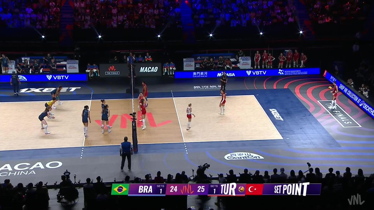 #VNL2026 BRAZIL 🇧🇷 1️⃣🆚2️⃣ TÜRKIYE 🇹🇷 Türkiye turns the match around and takes the lead! 🇹🇷🔥 Can Brazil fight back in the fourth set? 📺 Watch LIVE on VBTV: 🏐 #BePartOfTheGame #Volleyball