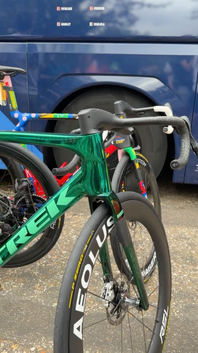 A special bike for a special rider! 😍 Lidl-Trek have gone all green for Mads Pedersen 💚