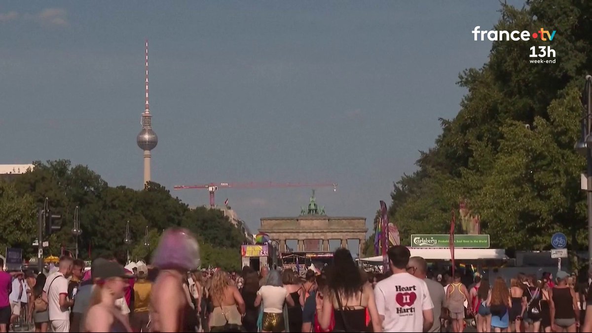 🔴 Un véhicule a foncé dans la foule de la Gay Pride à Berlin, le samedi 25 juillet au soir, faisant un mort et 16 blessés, dont trois dans un état d'urgence absolue. Selon la police allemande, le suspect appartiendrait au milieu islamiste. #jt13h
