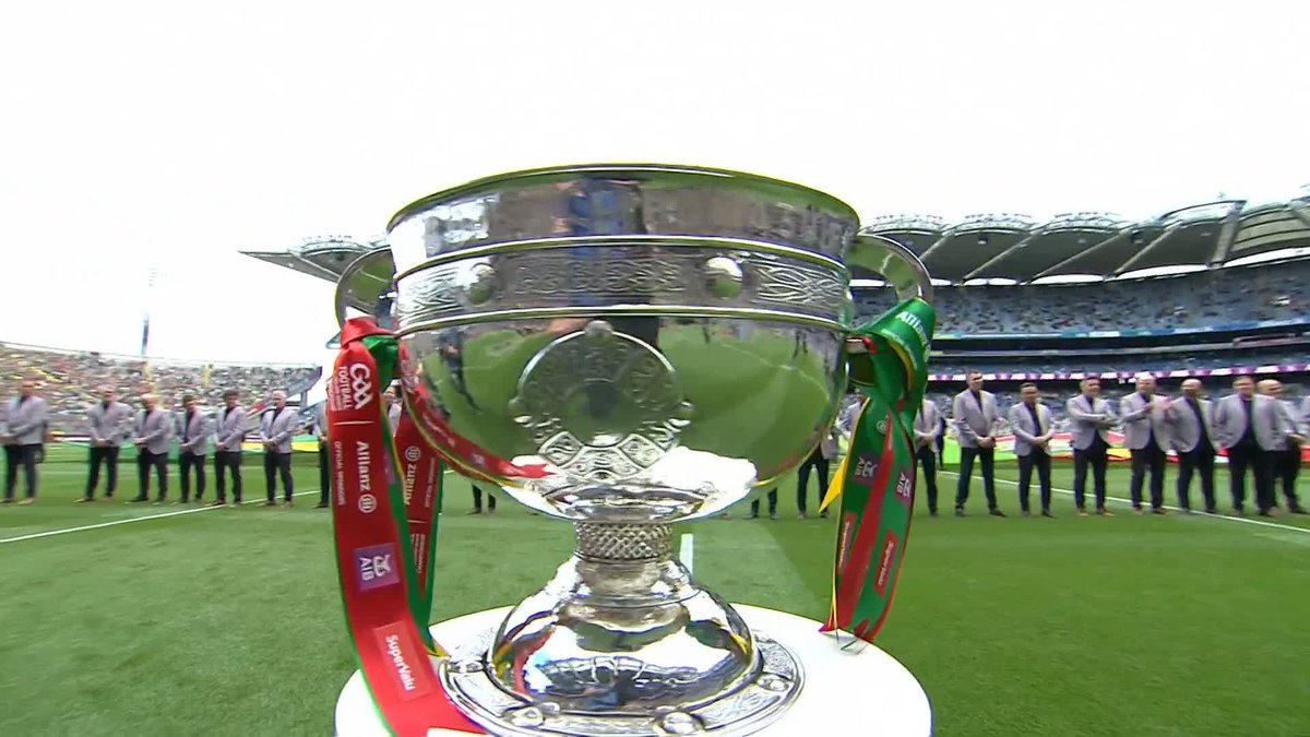 A round of applause for the late Paul Clancy, who is represented by his son for the jubilee celebrations. 📺 Watch on RTÉ2 and RTÉ Player 📻 Listen on RTÉ Radio 1 #SundayGame