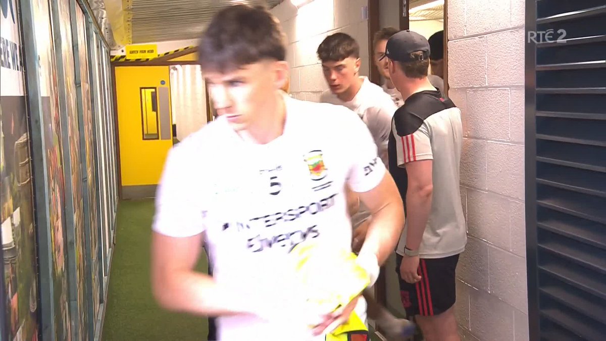 Mayo make their way out onto the pitch in their new all-white jerseys and it's fair to say Lee Keegan may not be the biggest fan of the change in strip 📺 Watch on RTÉ2 and RTÉ Player 📻 Listen on RTÉ Radio 1 #SundayGame