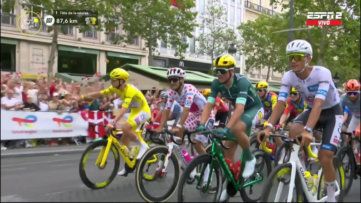 ¡En marcha la última etapa! 🥹 Se termina el Tour con esta hermosa largada a metros del arco del triunfo. 🇫🇷 🖥️ Sigue el Tour de Francia en el Plan Premium de Disney Plus.