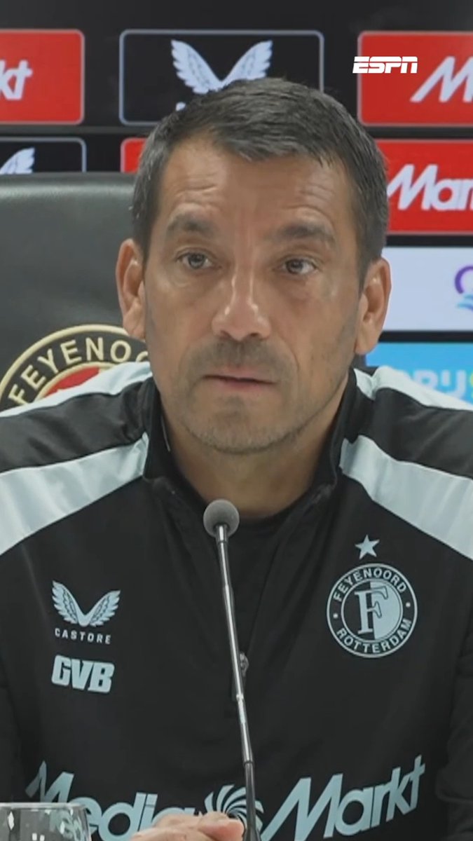 Giovanni van Bronckhorst geeft uitleg bij vertrek Calvin Stengs 🗣️ "We hebben een selectie nodig die er elke week kan staan" 👀