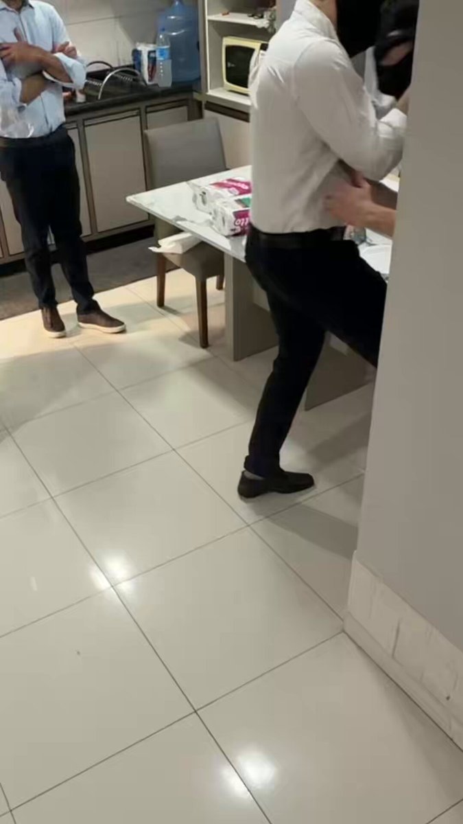 Em um relação BDSM, falhas acontecem, mas quando acontecem na frente do seu amigo de trabalho, a gravidade é exponencial.