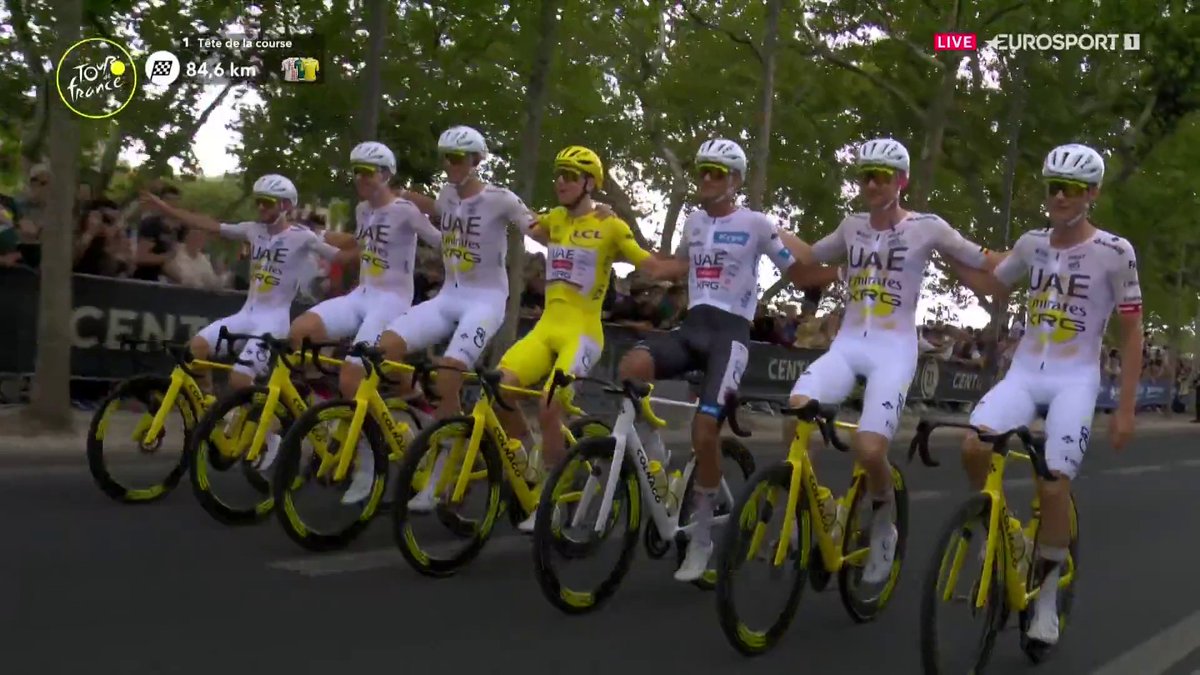 𝑺𝒂𝒚 𝒄𝒉𝒆𝒆𝒔𝒆 📸 Pogacar, UAE y la rutina de lo extraordinario. La foto de los campeones. #TDF2026 #LaCasadelCiclismo