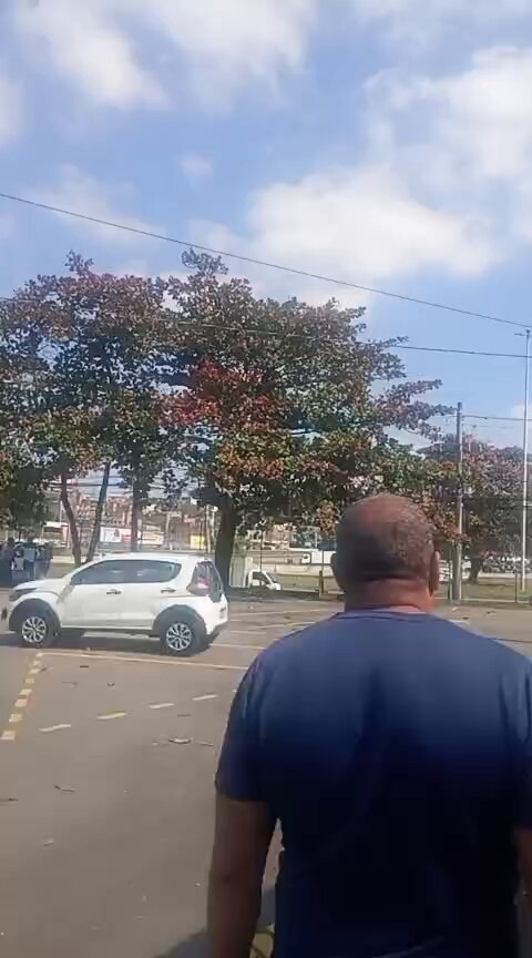 🚨📍🗞️ Comando Vermelho estaria tentando invadir a 5 bocas (cpx de Israel). Segundo moradores, há intenso tiroteio no local.