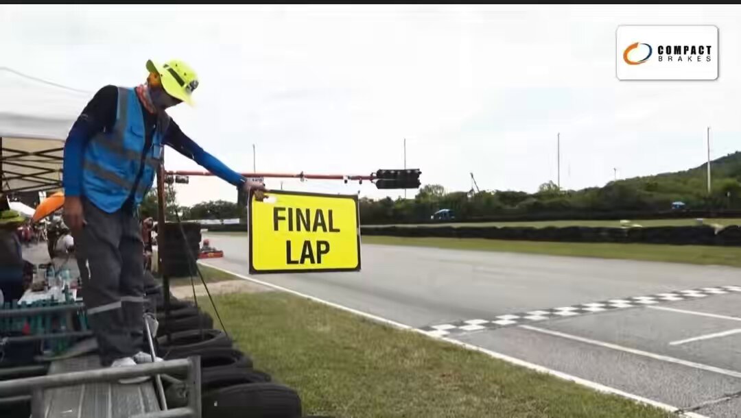 เพิ่งเห็น Final Lap ของพายุ เห็นถึงความมุ่งมั่นตั้งใจเลยแหละเข้าใจแล้วที่แม่ชมบอกว่าพายุมีความหิวแชมป์อยู่อยากสำเร็จ ยุโคตรเท่ห์เลยอ่ะตอนรู้ตัวว่าแซงเข้าเส้นชัย ยกมือดีใจตั้งแต่ยังไม่ถึงเส้น Mc บอกพายุขับก่อนๆ จะบ้า55555555555555 แล้วพวกแกฟังเสียงคณะทัวร์บ้านแม่ชมดิเข้ามาถึงที่พากษ์เลย🤣