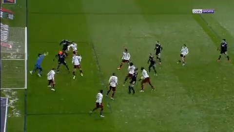 Batshuayi, Josef De Souzanın golünü engelliyor