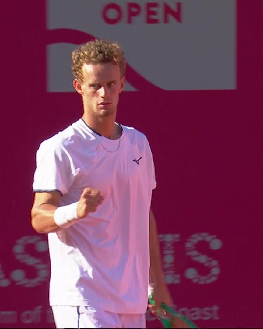 Van Assche takes the lead ➡️ He comes through a close first set 6-4 #EstorilOpen