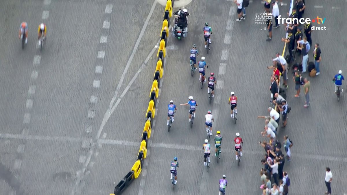 🚴♂️ #TDF2026 | 😱 Au bout de l'effort, Mathieu van der Poel remporte une étape de légende en résistant au retour du peloton sur les Champs-Élysées ! 📺 Suivez le direct :
