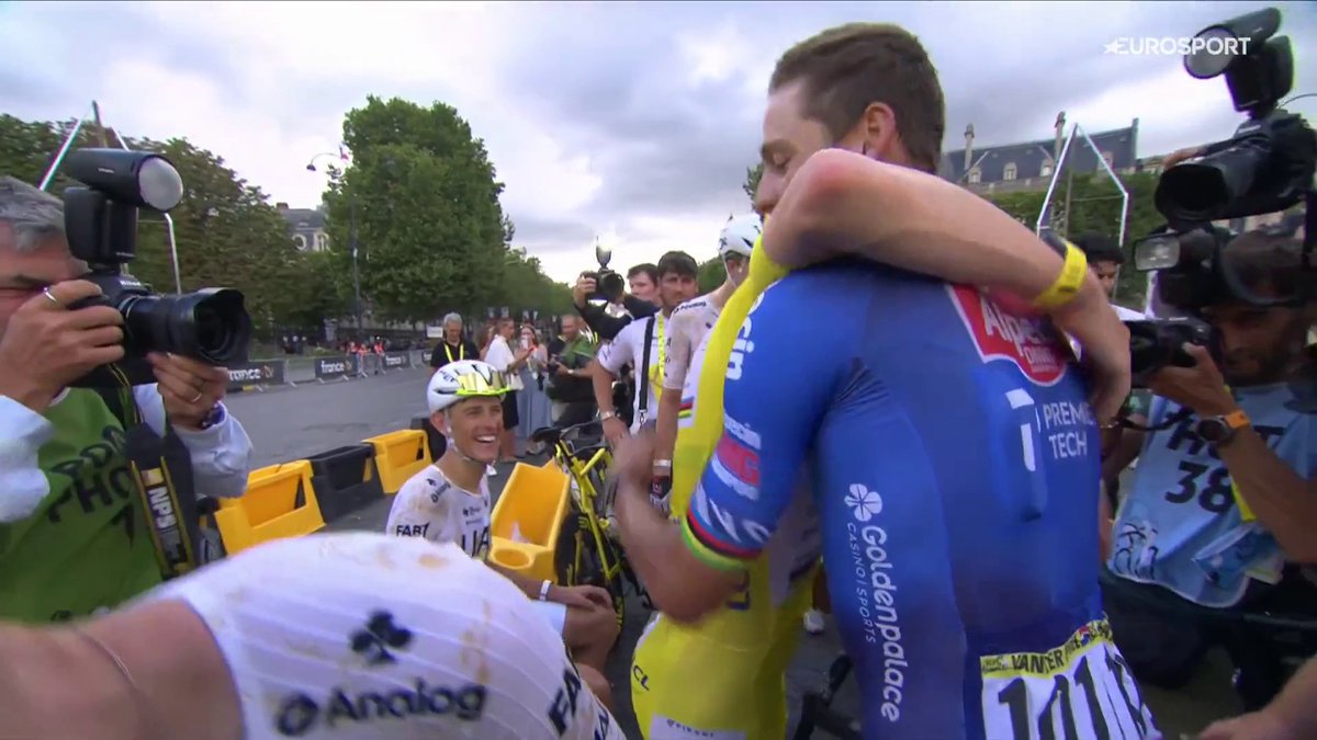 Gracias, gracias y gracias ❤️ La felicitación y abrazo entre Pogacar y Van der Poel. #TDF2026 #LaCasadelCiclismo