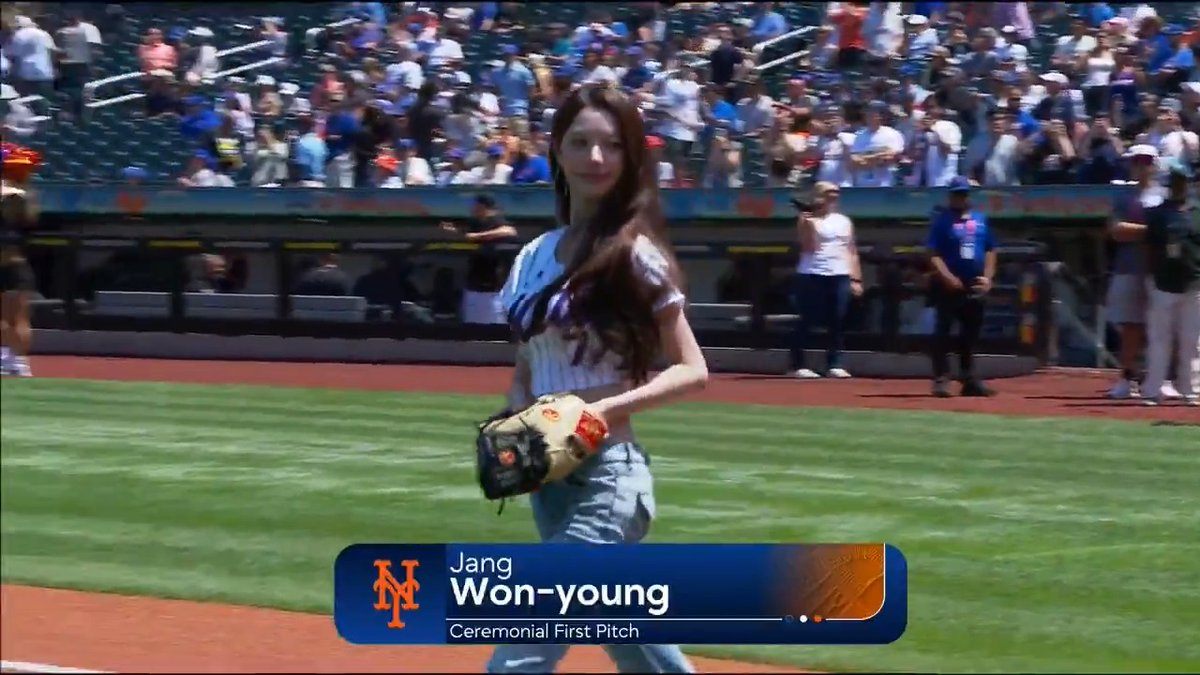 Jang Won-Young, del grupo de K-pop IVE, hizo el lanzamiento ceremonial en Citi Field antes del juego de los New York Mets. ⚾ 🎶 IVE OFFICIAL #IVE #아이브 #WonYoung