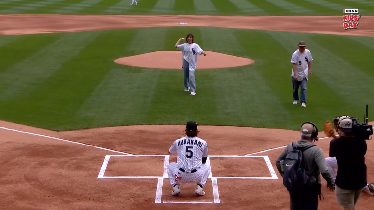 Munetaka Murakami's parents threw out the first pitch today to celebrate his bobblehead day 🥹