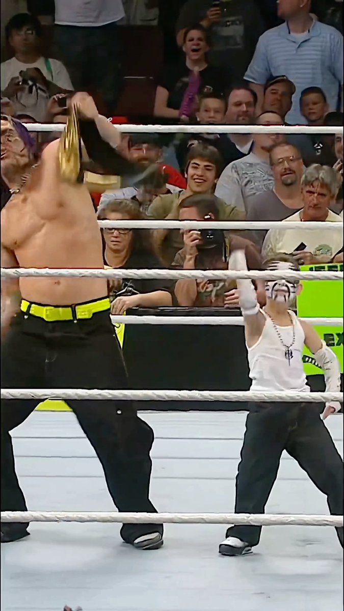 After the match, Jeff Hardy spotted a young fan in the crowd wearing his face paint and dressed just like him. He brought the kid into the ring and celebrated his World Heavyweight Championship victory together. ONE OF THE MOST WHOLESOME MOMENTS OF ALL TIME ❤️