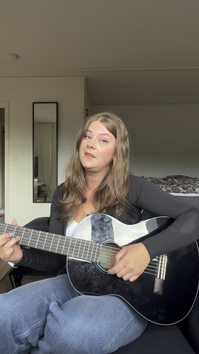 Har trevande tagit upp gitarren för första gĂ„ngen sen min avhoppade distala radiusfraktur för 10v sen đ