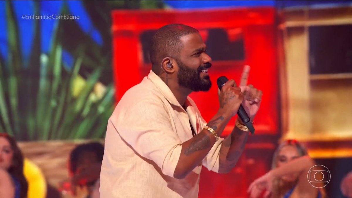 "O show tem que continuar..." 🎶 Aquele HINO que arrepia e enche o coração! O Arlindinho subiu no palco do #EmFamiliaComEliana e colocou todo mundo pra cantar junto essa homenagem LINDA!! Que momento emocionante! ✨❤️ #EmFamiliacomEliana #TVGlobo