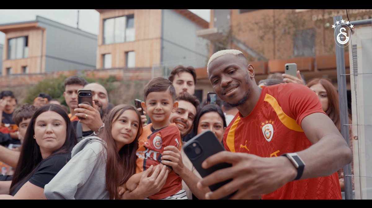 🦁 Victor Osimhen’in taraftarımızla buluştuğu anlardan özel görüntüler. 💛❤️