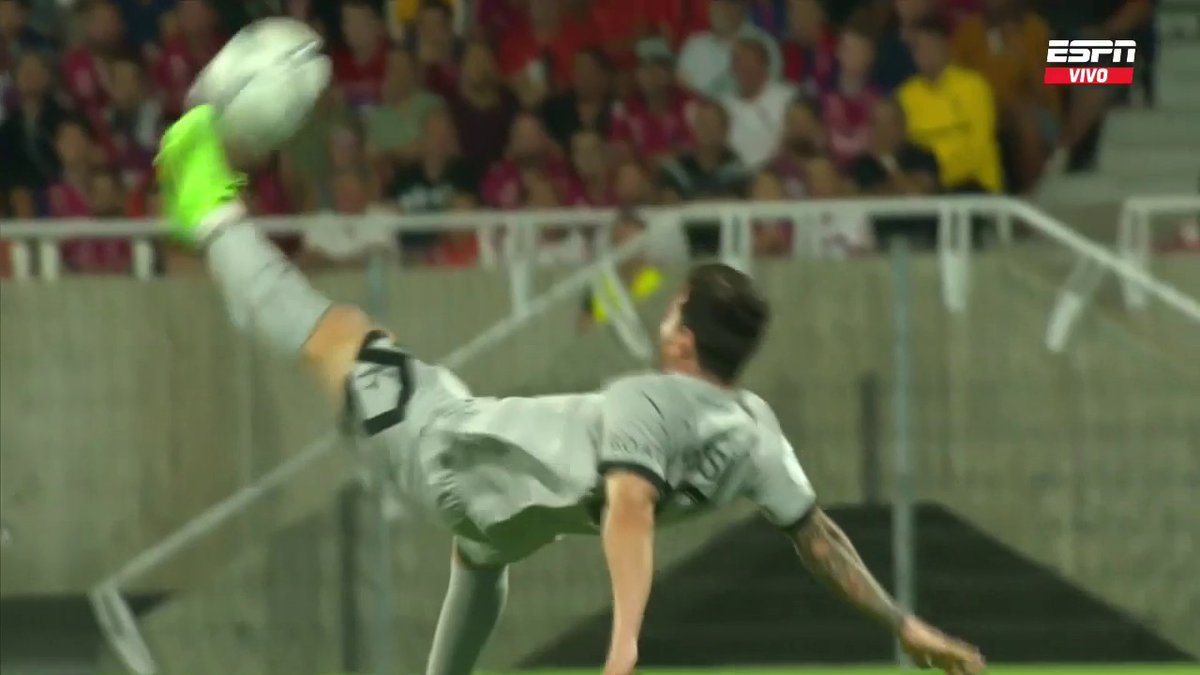 que pase de Paredes para la primer y única chilena de Messi en toda su carrera 😍