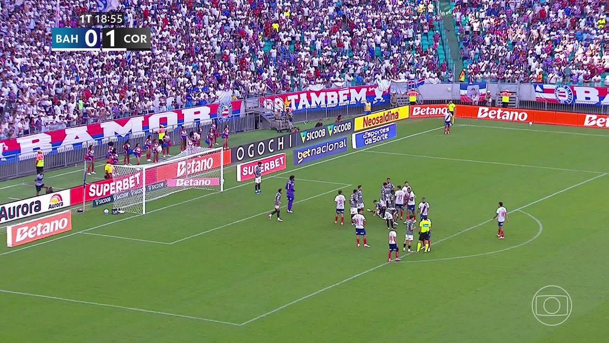 Gol, falta e confusão! Em sobra de bola, Román Gómez levanta o pé alto demais, na altura da cabeça de Angileri, e o árbitro marca falta. Na sequência, o Bahia faz o gol com Alejo Véliz, mas o lance é anulado. Jogadores do Bahia reclamam muito com a arbitragem.