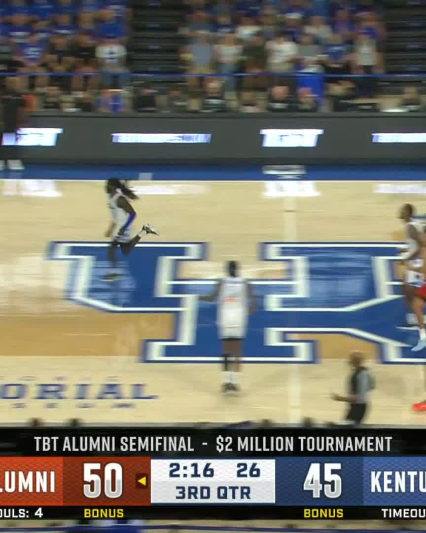 KAHLIL WHITNEY REALLY JUST PINNED THAT OFF THE GLASS!!! Kentucky Men’s Basketball alumni are defending the home court AT ALL COSTS🙌