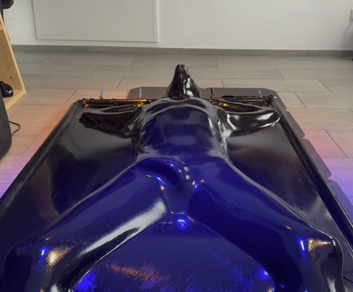 Sealed in a vacbed with no way to move ⛓️🖤 You can see I was excited 😏 #vacbed #vacuum #vacuumbed #latex #gay #gaylatex #gaybondage #bondage #gaymuscle #latexmen #fyp #vakuumbett #vacrack #bulge
