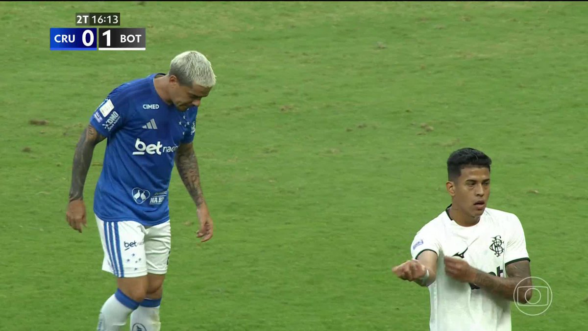 Fabrício Bruno saiu para entrada de João Marcelo contra o Botafogo. O zagueiro foi visto com cara de preocupação no banco de reservas.