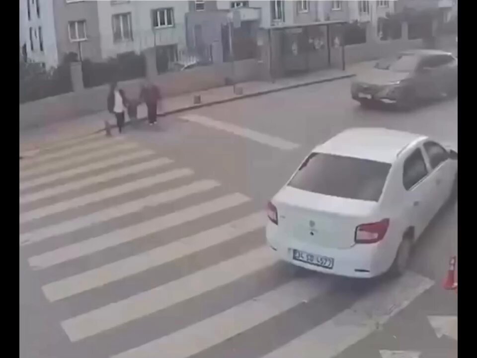 İstanbul'da yaya geçidinden geçen yayaların güvenliğini tehlikeye atan sürücünün ehliyetine 60 gün el koyuldu, aracı trafikten men edildi.
