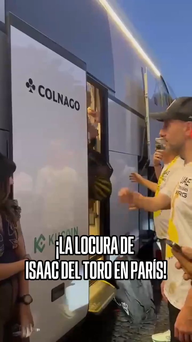 ¡TODOS QUIEREN UNA FOTO CON TORITO! 😍 Los aficionados se vuelven locos en la salida de Isaac del Toro en París 🔥 Hasta le aventaron un sombrero 🇲🇽