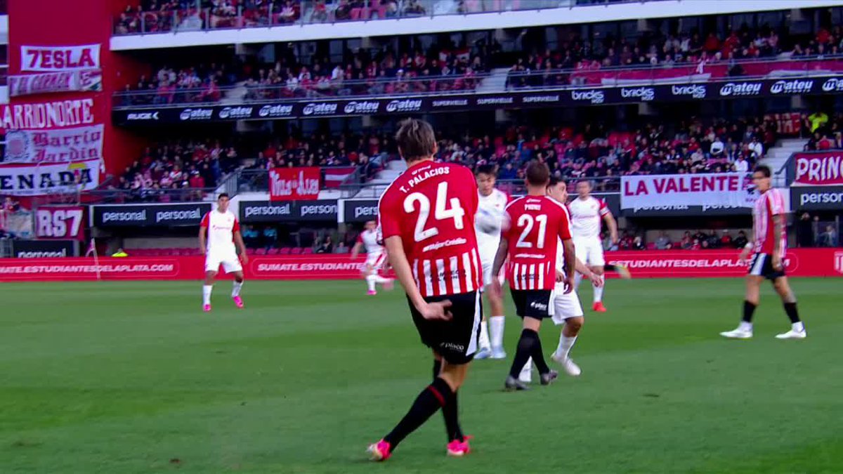 ¿EL FÚTBOL ES JUSTO? Tomás Palacios simuló una infracción ante Independiente y en la ejecución de este tiro libre, fue protagonista de un BLOOPER INSÓLITO… ¡Le pegó en la espalda a Piovi! Todo terminó en lateral para el Rojo.