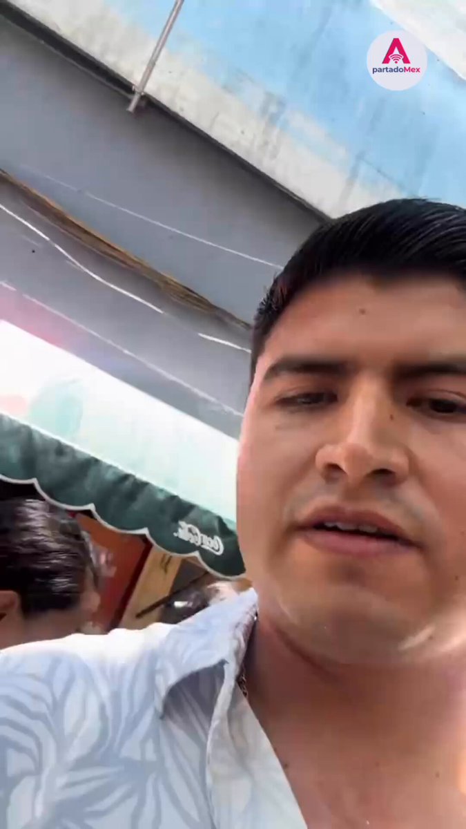 ENCARGADO DE TIENDA DE VESTIDOS RESPONDE TRAS NEGARSE A ENTREGAR UN VESTIDO DE XV AÑOS DE $7,500 🚨👗🇲🇽 El caso de la tienda "House of Dreams" en la "Calle de las Novias" de Guadalajara tomó un giro insólito. Tras la denuncia de la usuaria @stranger_thingzxbbyy por la no entrega de un vestido con anticipo pagado, el presunto encargado rompió el silencio en sus redes sociales. 📌 A través de su cuenta ELEAGUE_has_moved.padrino142, el encargado publicó una serie de videos —en los que se aprecia presencia policial dentro del establecimiento— para deslindarse por completo del problema. En su defensa, argumentó que él no realizó la venta directamente, por lo que no tiene responsabilidad en el error de su vendedor ni devolverá el dinero. Además, justificó su trato hacia la clienta asegurando que ella es "americana" —pese a que la joven aclaró ser mexicana— y afirmó que sus acciones fueron una postura en "defensa de la Patria" y por "amor a México". El argumento desató aún más indignación en redes por la falta de garantías al consumidor. 📋