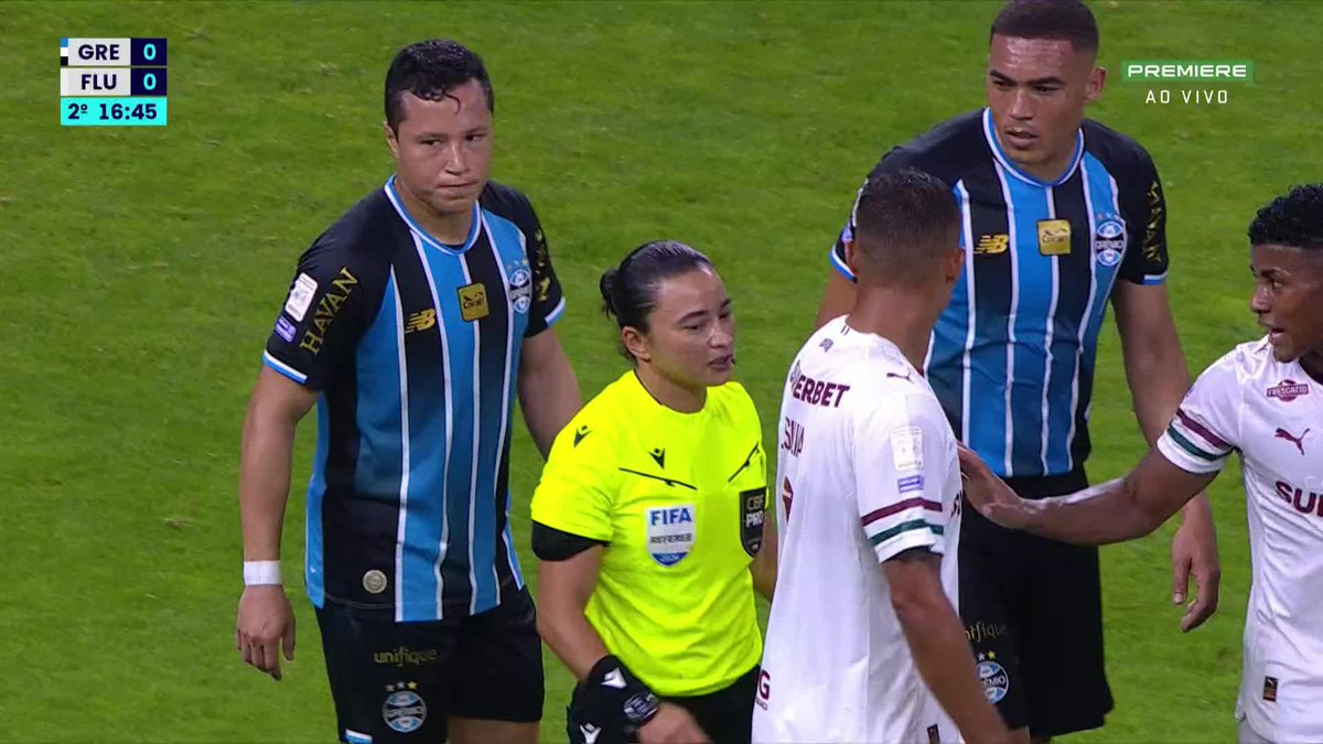 Aí não, Serna! O jogador caiu com metade do corpo fora do gramado e voltou para dentro do campo, pedindo a substituição.