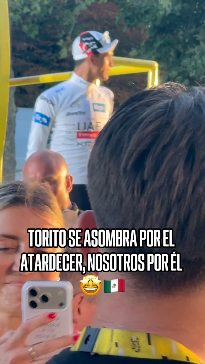 Una imagen que Torito no podía creer 🤩 👏 🇲🇽 Bajando del podio, con el atardecer parisino y el Arco de Triunfo de fondo.