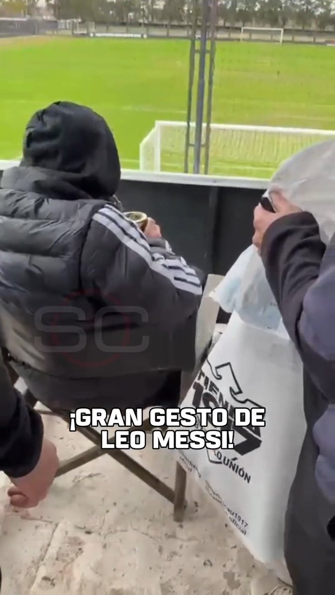 Casual: Messi viendo un partido de PrimeraC y dejando su firma en el jersey de Club Atlético Unión ✍🏼 Vía: scespn/IG