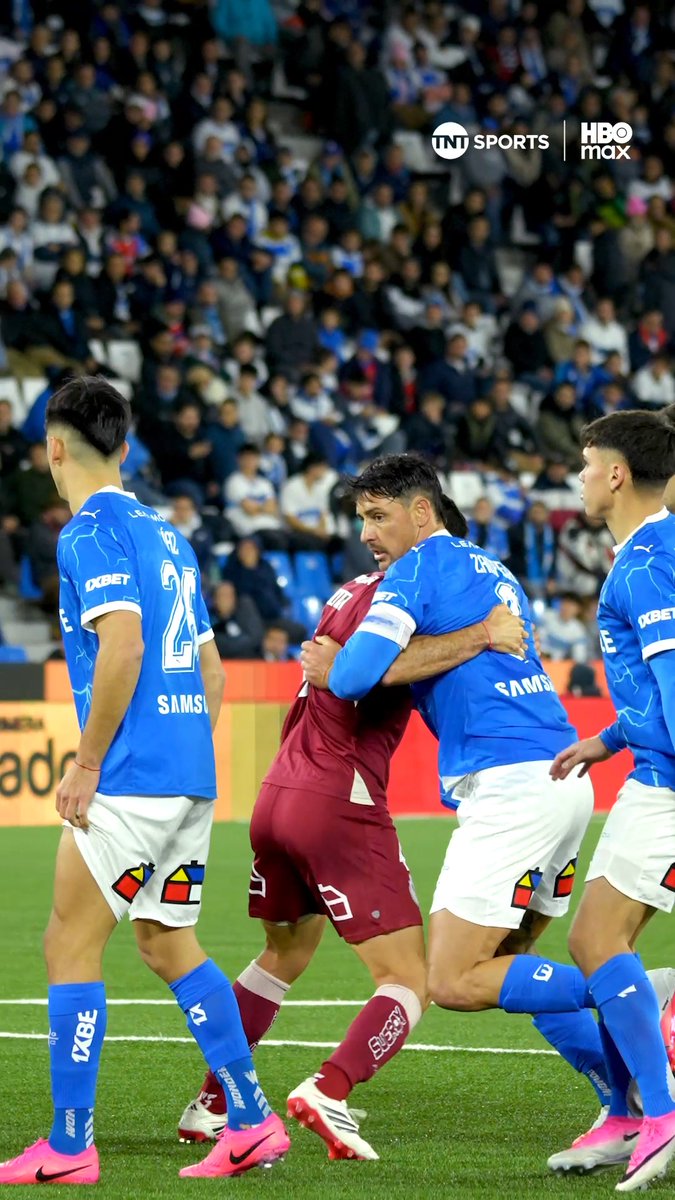 🔥⚔️👀 ¡Un duelo que sacó chispas! Francis MacAllister fue el encargado de marcar a Fernando Zampedri, el hombre gol de #LosCruzados, en el empate 3-3 en el Claro Arena y este forzejeo en el área fue una muestra de la intensidad que hubo. ¡Disfruta la #LigaDePrimeraMercadoLibre 2026! Suscríbete a #TNTSportsenHBOMax 📲