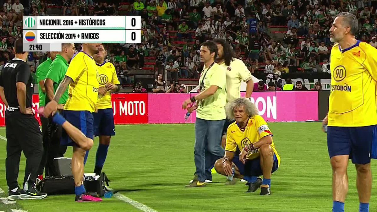 HIGUITA DT, DE "EL PIBE" VALDERRAMA #LaÚltimaFunción En una pausa de hidratación durante la despedida de Macnelly Torres, la leyenda del arco le dio indicaciones al capitán. ¿Qué le habrá pedido en la cancha? ⚽ Disfruta lo mejor del fútbol en el Plan Premium de Disney+ Latinoamérica