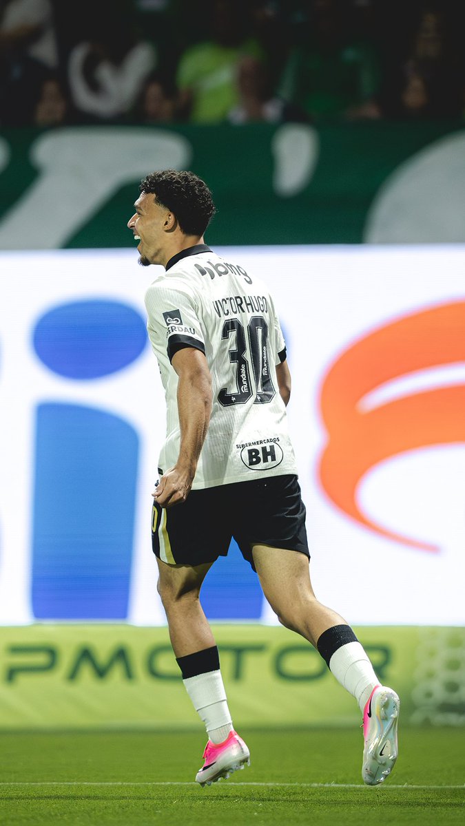 ⚽️💨 Troca de passes desde a defesa, finalização de Cassierra, e gol de Victor Hugo no rebote! O primeiro do Galo na vitória sobre o Palmeiras! 🖤🤍 #VamoGalo #PALxCAM 🏴🏳️