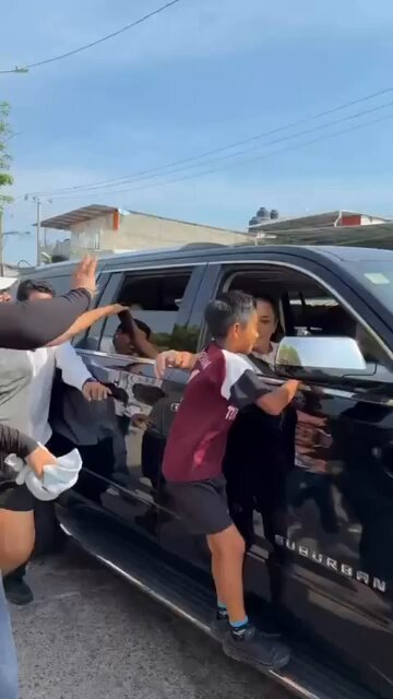 LA IRRESPONSABILIDAD NUNCA PUEDE ESTAR POR ENCIMA DE LA SEGURIDAD DE UN NIÑO. 👇🏻 ¿De verdad vale más una foto para sacar raja política que la seguridad de un niño? Mientras un menor va en el estribo de una camioneta en movimiento, Claudia Sheinbaum Pardo lo sujeta con una mano… pero el vehículo nunca se detiene. Hay imágenes que hablan por sí solas.