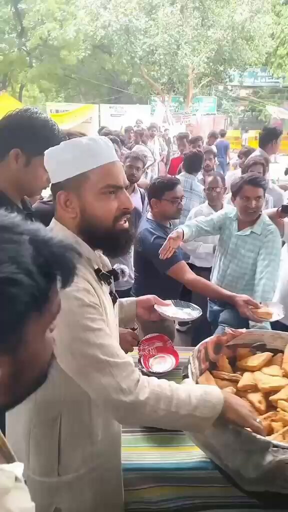 CJP के प्रोटेस्ट में जुनैद भाईचारा निभाने चले थे अब पूछा जा रहा है की रोज़ लाखो रूपिये आए कैसे मामूली मोबाइल की दुकान वाले ने करोड़ो खर्च किए ये योगी बाबा है मित्तर,, रोने से काम नहीं चलेगा हिसाब तो देना ही पड़ेगा 😂😂