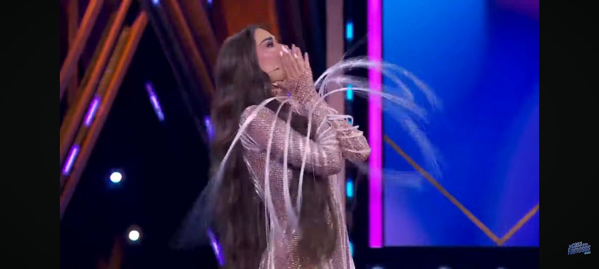 No había una manera más naca y corriente que pudiera ingresa el Ese Perez que con ese outfit y ese baile......ME ENCANTÓ. Hasta Galilea se transformó. #LaCasaDeLosFamososMx