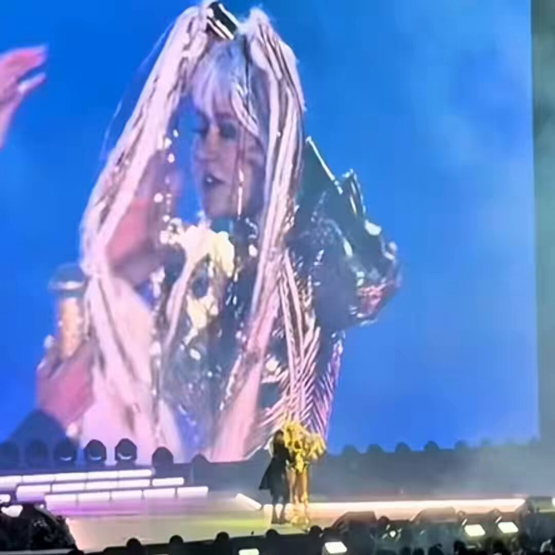 “respeitem a minha idade porque a avó de vocês nessa hora deve tá fazendo crochê e eu tô aqui de chuquinha pra vocês” KKKKKKKKKKKKKKKKKKKKKKKKKK na moral, é impossível não gostar da xuxa, cara… 😂