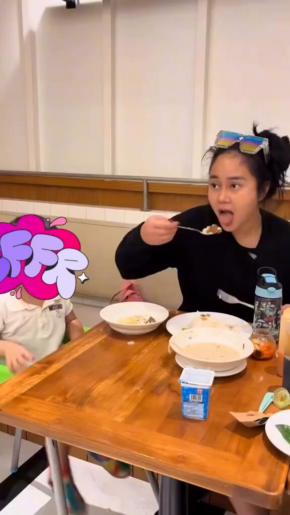 Ka denis tu paham ga sih itu kalo dibiarin akan jd kebiasaan sampe gede.. ini tuh bukan ga sengaja lagi, tapi udh berubah jd kebiasaan anaknya yg disengaja2in mecah mecahin barang dan mamanya menganggap ini cm anak balita yg nanti akan berubah seiring usia... oh nooooo....