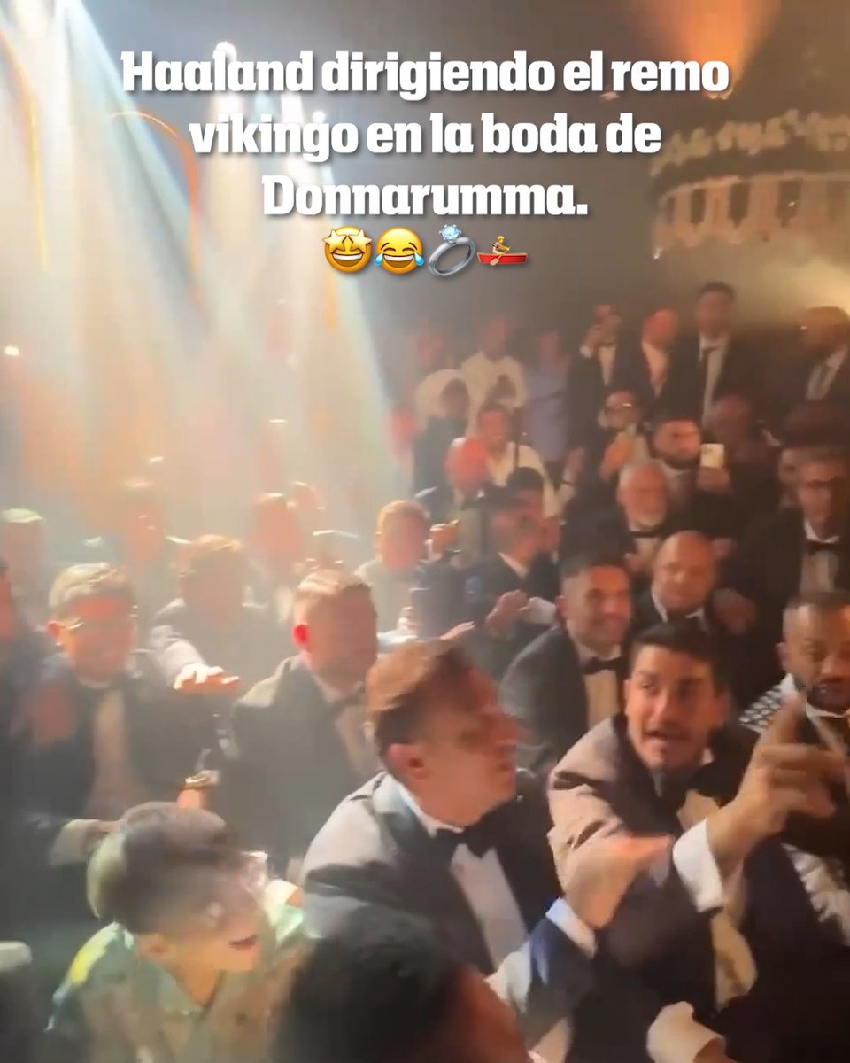 Haaland dirigió el remo vikingo durante la boda de Donnarumma.😂💍🚣 (Vía @dott.ssa_annapaola_manfredonia/ig)