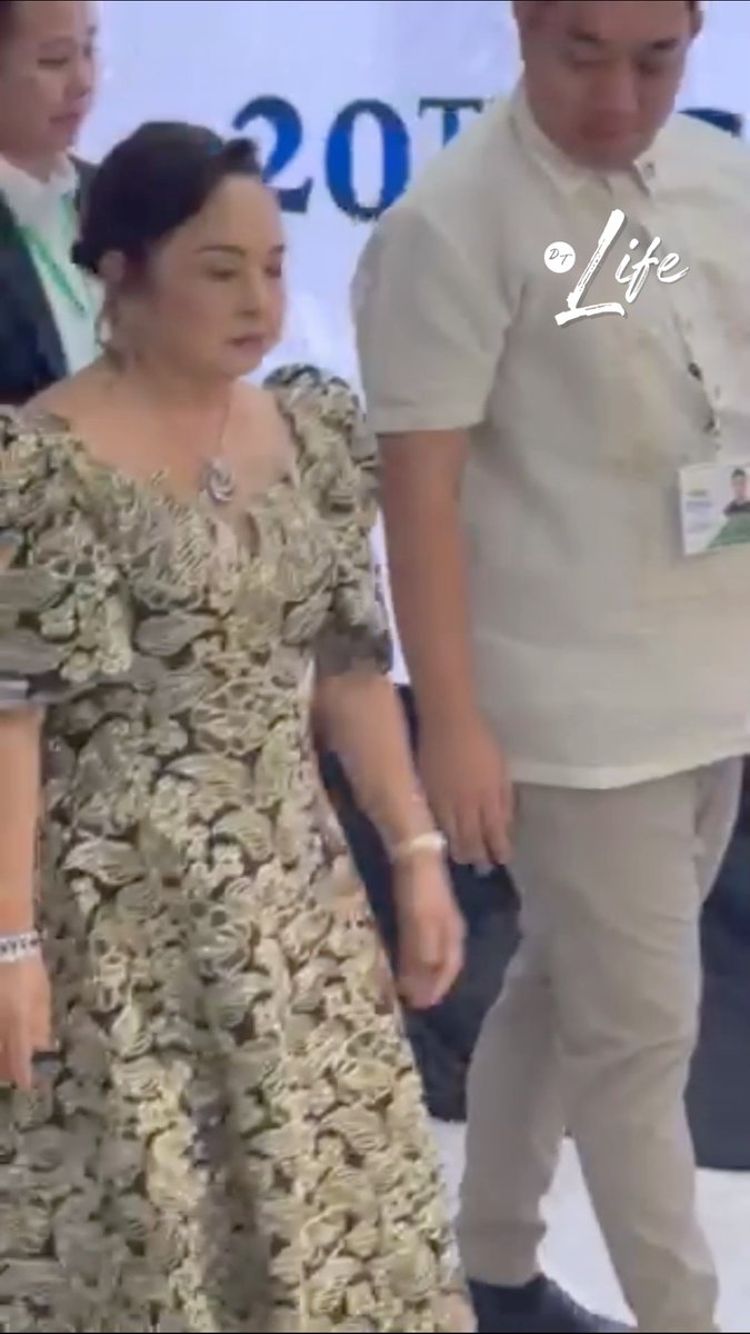 Former President and #Pampanga 2nd District Representative Gloria Macapagal Arroyo arrived at the House of Representatives for President Ferdinand Marcos Jr.’s fifth State of the Nation Address. For the occasion, Arroyo embraced timeless Filipiniana elegance in a striking black midi dress richly embellished with intricate metallic silver floral embroidery. 📸 Jefferson Fernando #SONATotoo #dailytribune