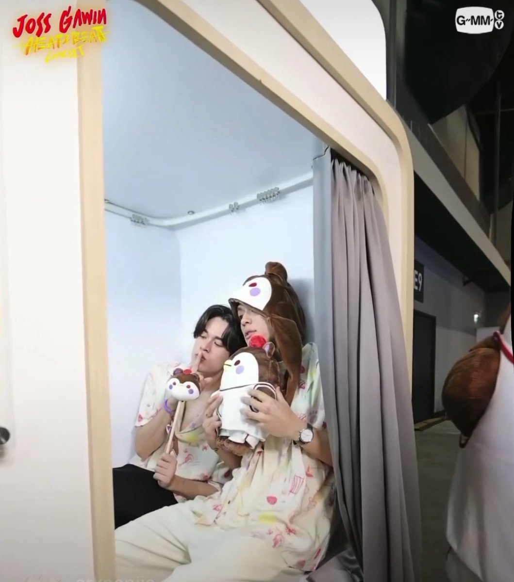 the moment on self-photo session when gawin laid his head down to joss and joss automatically leads closer to him. the chemistry level is high 🥺 JG READY FOR CONCERT #JossGawinConcertLIVE