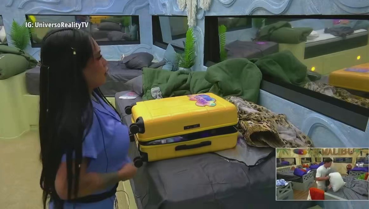 Karina diciendo que la pijama le quedó chica: *Procede a ser su caminado de shiavaaaaaaAa🐓* #LaCasaDeLosFamososMx #TeamKarinaTorres
