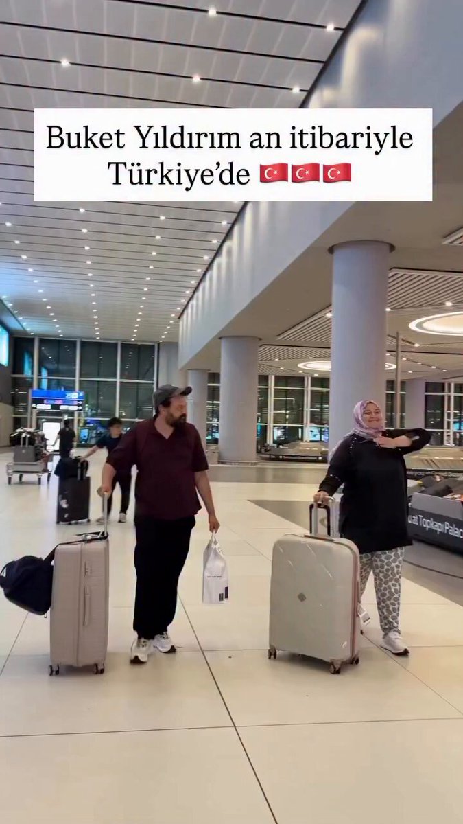 Milli felaketimiz yurda geri döndü. 😁 Japonya'ya gitti de kurtulduk dediğimiz Buket Yıldırım ve o şaşkın bakışlı kocası Rüstem enişte Türkiye'ye dönüş yapmışlar Japonya derin bir nefes almıştır.
